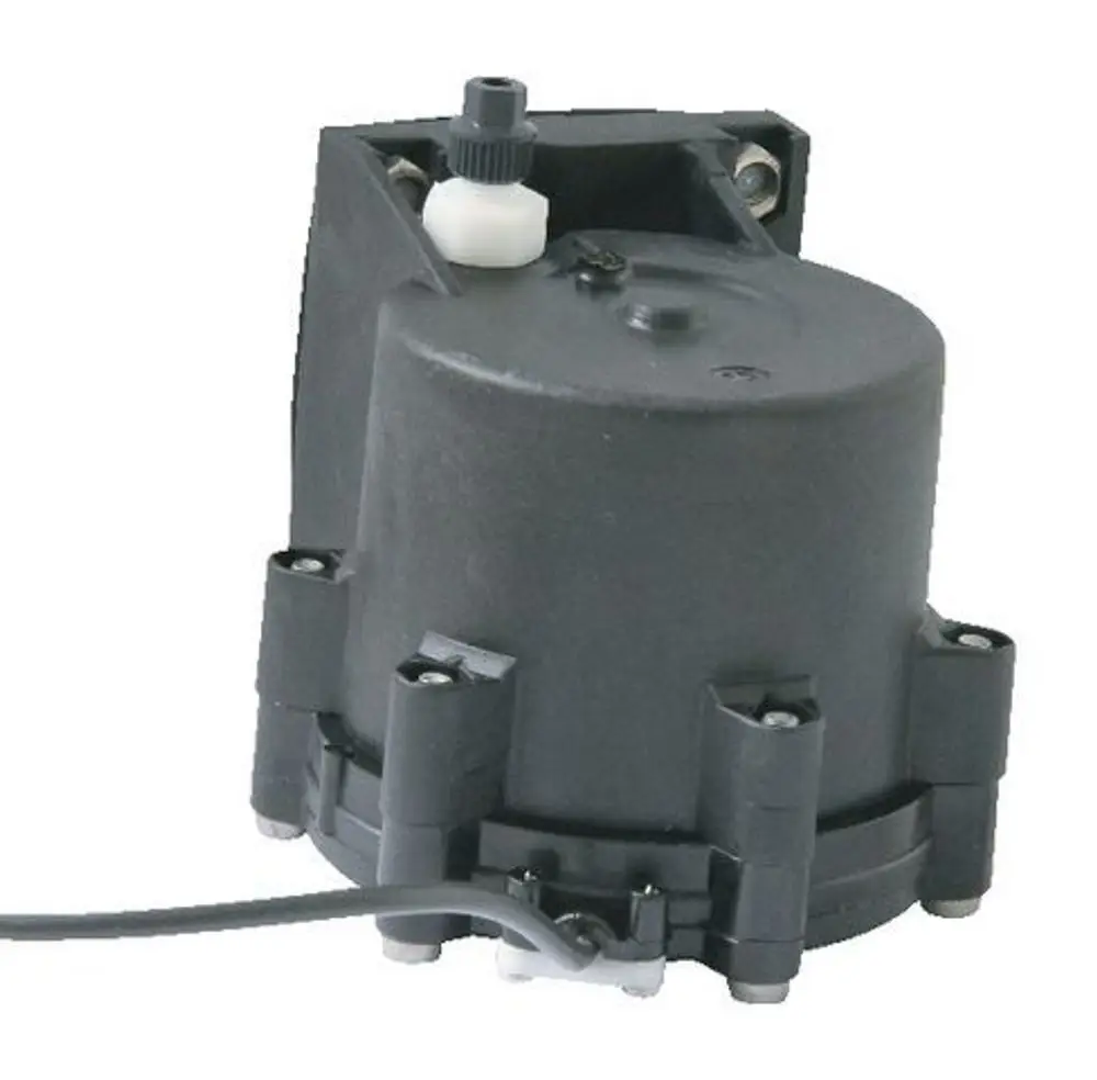 Wasserzähler von Syr, kompaktes Gerät, mit Anschluss für eine Dosierpumpe. Enthält verschiedene Montagemöglichkeiten und eine elektrische Anschlussleitung.